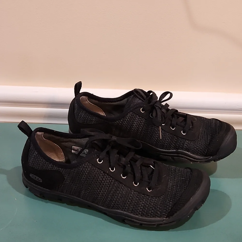 Keen shoes women's size 8.5